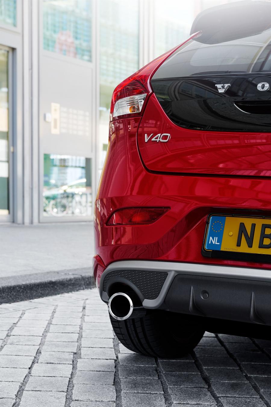 Детали экстерьера Volvo V40 T4 R-Design 2016 года  (WW) (фото 4 из 13)